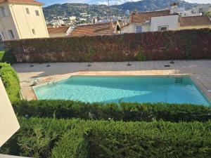 a swimming pool in the middle of a yard at Cannes Park in Cannes +10 photos