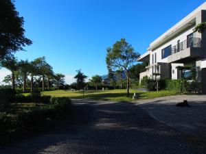 un par de gatos sentados al lado de un edificio en Viasea B&B, en Xiulin