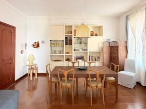 a dining room with a table and chairs at Terrazza Portovenere in Le Grazie