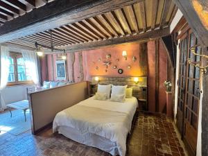 a bedroom with a large bed in a room at Le 16 authentique au cœur de la ville in Lisieux