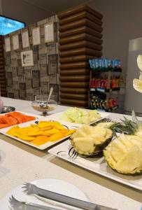 a table with two plates of food on it at Hotel empresarial HARRY WORLD in Curitibanos