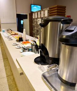 a kitchen counter with aasteryasteryasteryasteryasteryasteryasteryasteryasteryasteryastery at Hotel empresarial HARRY WORLD in Curitibanos +11 photos