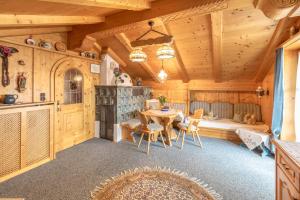 a dining room with a table and chairs in a cabin at Ferienwohnung ZUGSPITZE in Krün