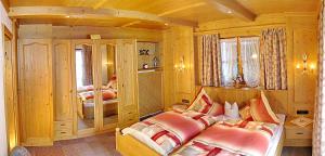 a bedroom with two beds in a room at Ferienwohnung KARWENDEL in Krün
