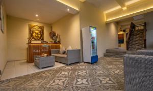 a lobby with a couch and a stair case at Bali Nusa Cottage in Nusa Lembongan