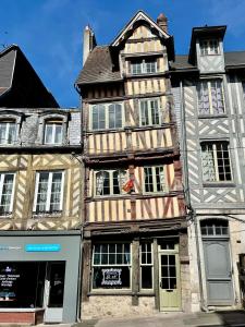 an old building in the middle of a street at Le 16 authentique au cœur de la ville in Lisieux
