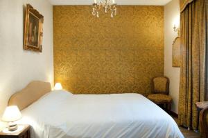 En eller flere senger på et rom på Hotel de la Poste