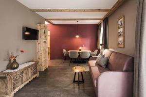 a living room with a couch and a table at TANOVINUM Apartments in Villandro