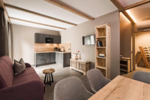 a living room with a couch and a table at TANOVINUM Apartments in Villandro