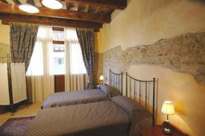 Postel nebo postele na pokoji v ubytování Castello Montegiove