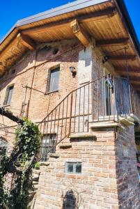 ein Backsteingebäude mit einer Treppe an der Seite in der Unterkunft CaDiMon in Cuneo