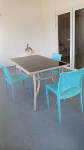 a table and four chairs sitting around it at Dushi Boca Sami in Dorp Sint Michiel