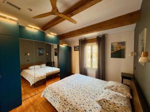 a bedroom with two beds and a ceiling at L'Atypique - grande terrasse, calme, centre ville in Avignon