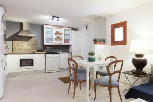 uma cozinha com mesa e cadeiras num quarto em For You Rentals Alfonso XIII Apartment em Madri