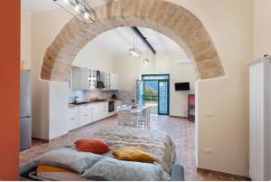 an archway in a kitchen with a bed in a room at La Casa di Paddington in Piana di Caiazzo