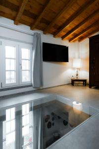 a living room with a tv and a glass table at L'oasi di Renata in Lammari