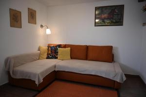 eine Couch, die in einer Ecke des Zimmers steht in der Unterkunft FILUTE in Vrbovsko