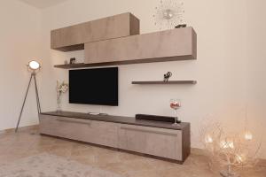 a living room with a flat screen tv on a wall at Lore Sole in Caluso