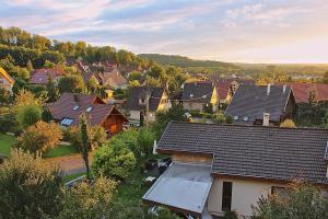 uma vista aérea de um bairro residencial com casas em Gites d'Illfurth em Illfurth