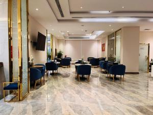 a restaurant with tables and chairs in a room at فندق ليان بارك Lian Park Hotel in Al Khobar
