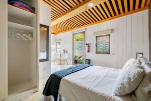 a bedroom with a large bed and a bathroom at Mar no Camiño. Terraza, bañera con vista al mar. in Brens