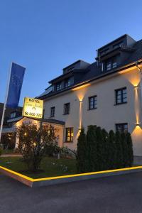 ein großes weißes Gebäude mit einem Schild davor in der Unterkunft Hotel Zum Studio in Hamburg
