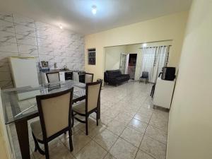 a kitchen and living room with a table and chairs at Casa para 5 pessoas, 1 vaga de garagem, wi-fi, próximo EMS in Hortolândia +3 photos