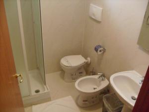 La salle de bains est pourvue de toilettes et d'un lavabo. dans l'établissement Euro Inn B&B, à Milan