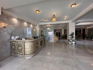 eine Lobby mit Rezeption in einem Gebäude in der Unterkunft Colony Inn Hotel in Ambato