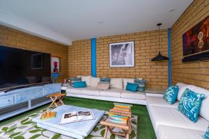a living room with a couch and a tv at Casa azul in Villa de Leyva