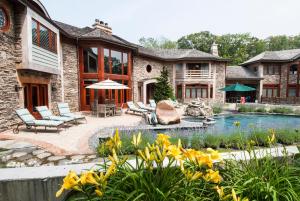 Hồ bơi trong/gần East Hampton Art House Bed and Breakfast