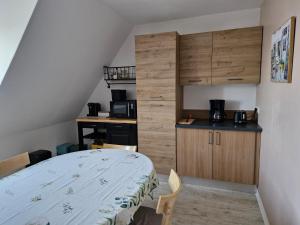 a small room with a bed and a kitchen at Ancenis Suite Rooms in Ancenis