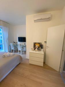 a bedroom with a bed and a dresser with a stuffed animal at Appartamento Laghetto in Segrate