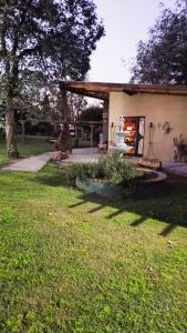a house with a yard with a grassy field at Hotel Rancul Mamull Mapu in Rancul