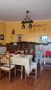 ein Esszimmer mit Tisch und Stühlen in der Unterkunft Sor Mimi in Ascoli Piceno