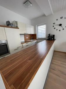a kitchen with a wooden counter top in a room at Schöfferles Ferienwohnung mit Sauna in Keidelheim +13 photos