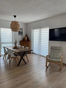 a living room with a dining table and chairs at Schöfferles Ferienwohnung mit Sauna in Keidelheim