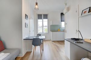 a kitchen with a table and chairs in a room at Le Parvis - Studio cosy hyper centre - Proche gare in Tours