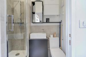 a bathroom with a toilet and a sink and a shower at Le Parvis - Studio cosy hyper centre - Proche gare in Tours +17 photos