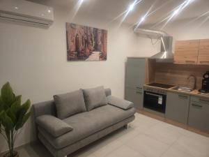 a living room with a couch in a kitchen at La Piccola Italia in Deggingen