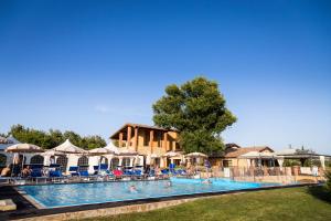 Bazén v ubytování Borgo Magliano Resort nebo v jeho okolí