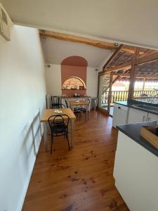 eine Küche und ein Esszimmer mit Tisch und Stühlen in der Unterkunft La ferme de Rapan Pérouges in Pérouges