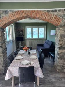 a living room with a table and a couch at Giardino sul lago, La Vigna in Nesso