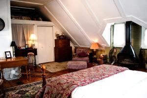 Un pat sau paturi într-o cameră la Clifford House Private Home B&B
