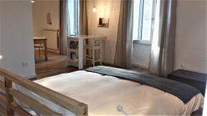 sypialnia z łóżkiem w pokoju z oknami w obiekcie I Templari B&B self-contained w mieście Brindisi