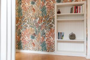 a room with a wall with a floral wallpaper at Maison Centre ville in La Roche-sur-Yon