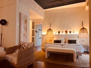 a bedroom with two beds and a couch at Hotel Villa Ruy López in Zafra