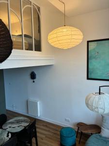 a living room with two lamps and a table and chairs at Blue dream in Carantec