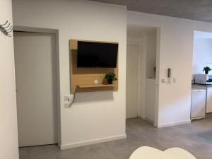 a living room with a flat screen tv on a wall at Altamar a metros del Hospital Regional y Cabin in Comodoro Rivadavia