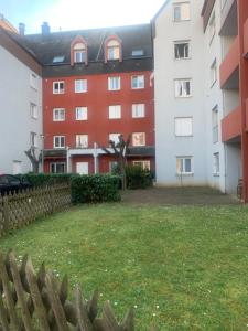 a yard in front of a building at Appartement spacieux centre Colmar in Colmar